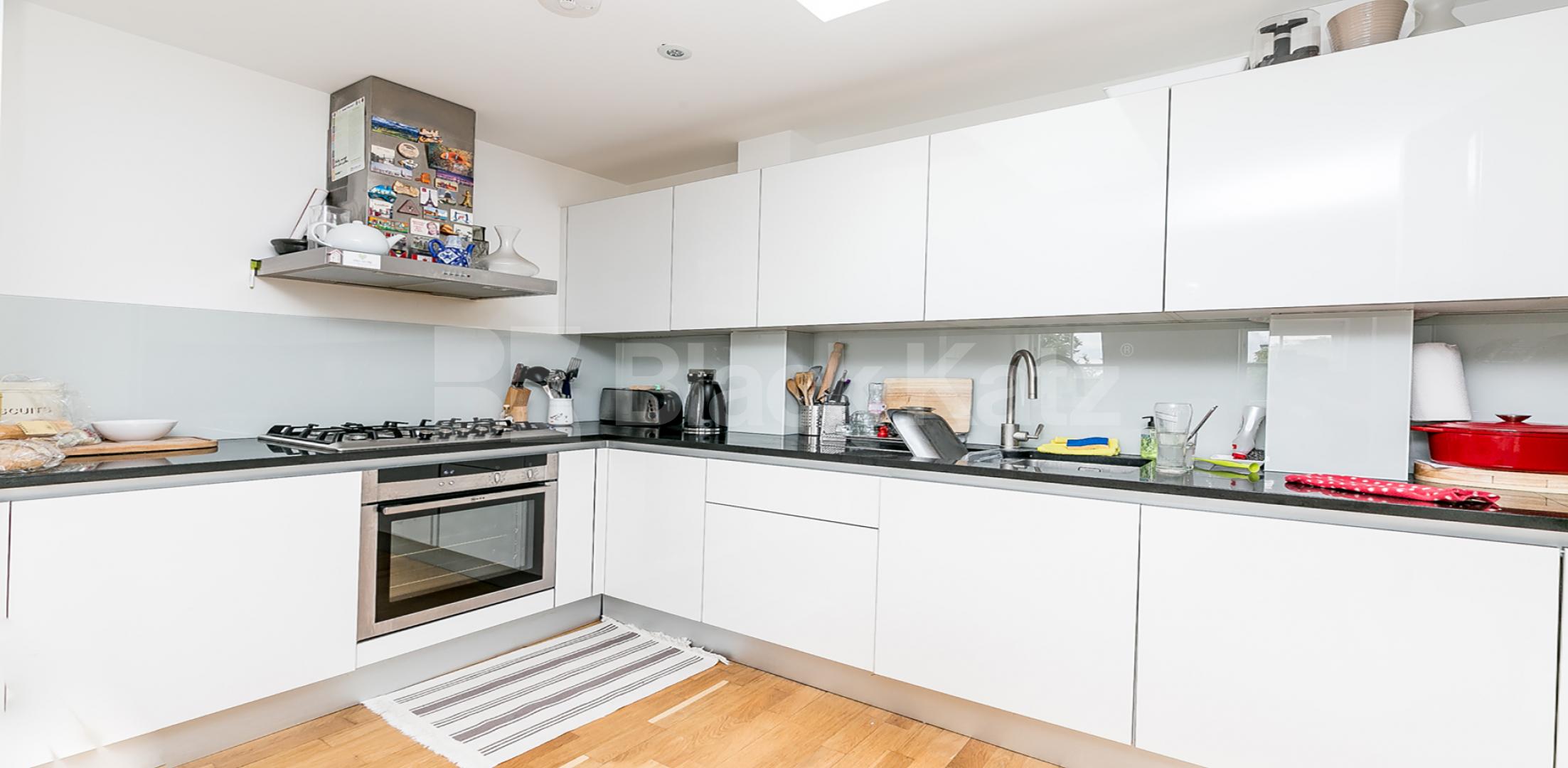 Bright and modern 2 bedroom property located on a beautiful street in Highgate Milton Road, Highgate